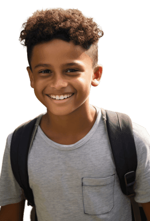 Estudante sorrindo com mochila